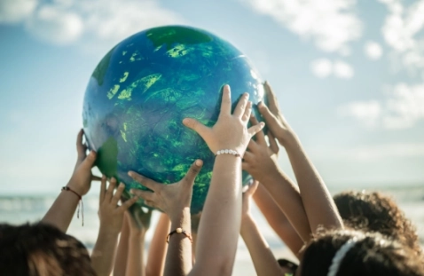 一群人手捧地球