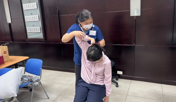 Free Chinese medical consultations and
                                                acupuncture treatment at the Sanyi Plant