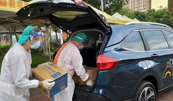 醫務人員將物資放到車上