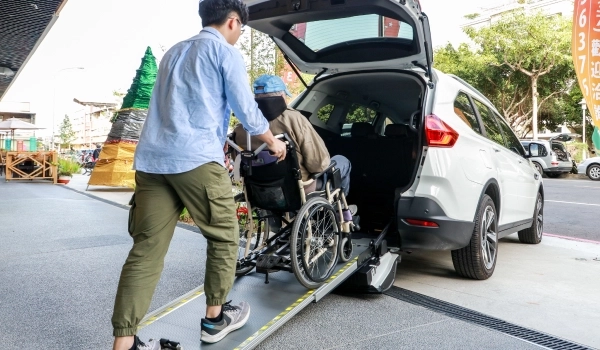 男人推輪椅上車